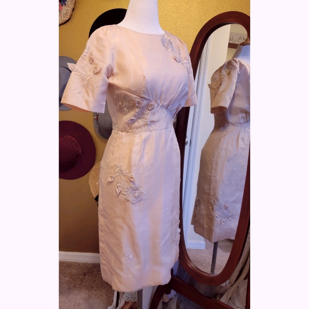 *Stunning Vintage Embroidered Sillouet Cocktail Dress*